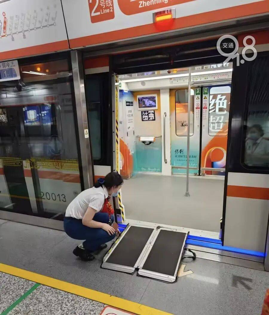 足球平台代理
_杭州地铁内足球平台代理
,女乘客突然崩溃大哭!紧接着……这一幕被拍下