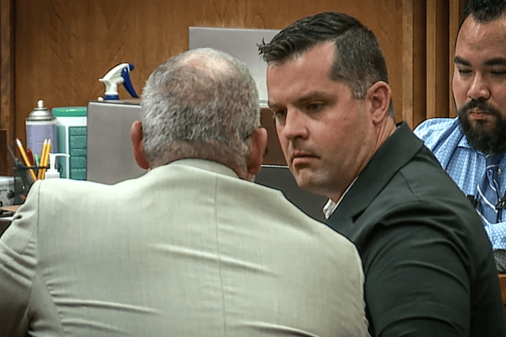 正版皇冠信用盘
_42℃高温下正版皇冠信用盘
，美国一父亲在家看片喝酒，将2岁女儿留在车内致身亡，入狱前自杀