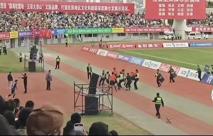 皇冠信用盘出租足球
_球员飞踹裁判皇冠信用盘出租足球
!公安机关介入