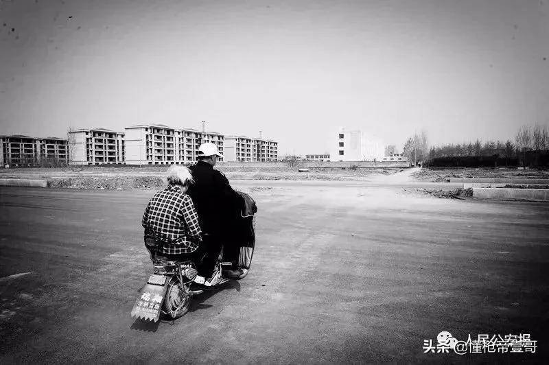 皇冠足球平台代理申请
_中国警察向昆明劫匪下跪皇冠足球平台代理申请
,这一跪,跪出多少人的眼泪