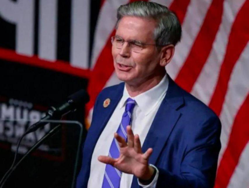 皇冠信用网
_实属罕见!特朗普态度又变了皇冠信用网
,美财长喊话中国,主动取消对华制裁,中美接下来的路该怎么走?