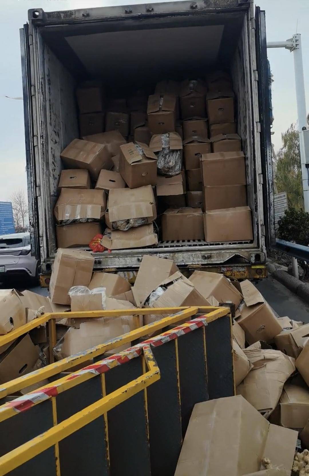 皇冠皇冠信用开户
_河南收费站绿通悲剧:司机被要求登上损坏梯子查货