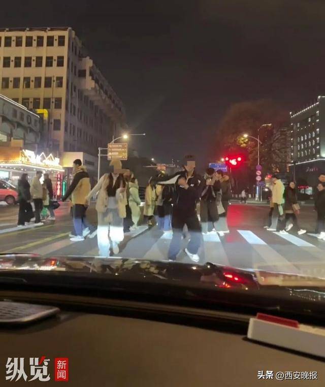 加拿大足球
_徐州一男一女斑马线上对着等灯车辆跳舞拍视频引发质疑加拿大足球
,当地交警正寻找两人,同时将加强视频路段管理