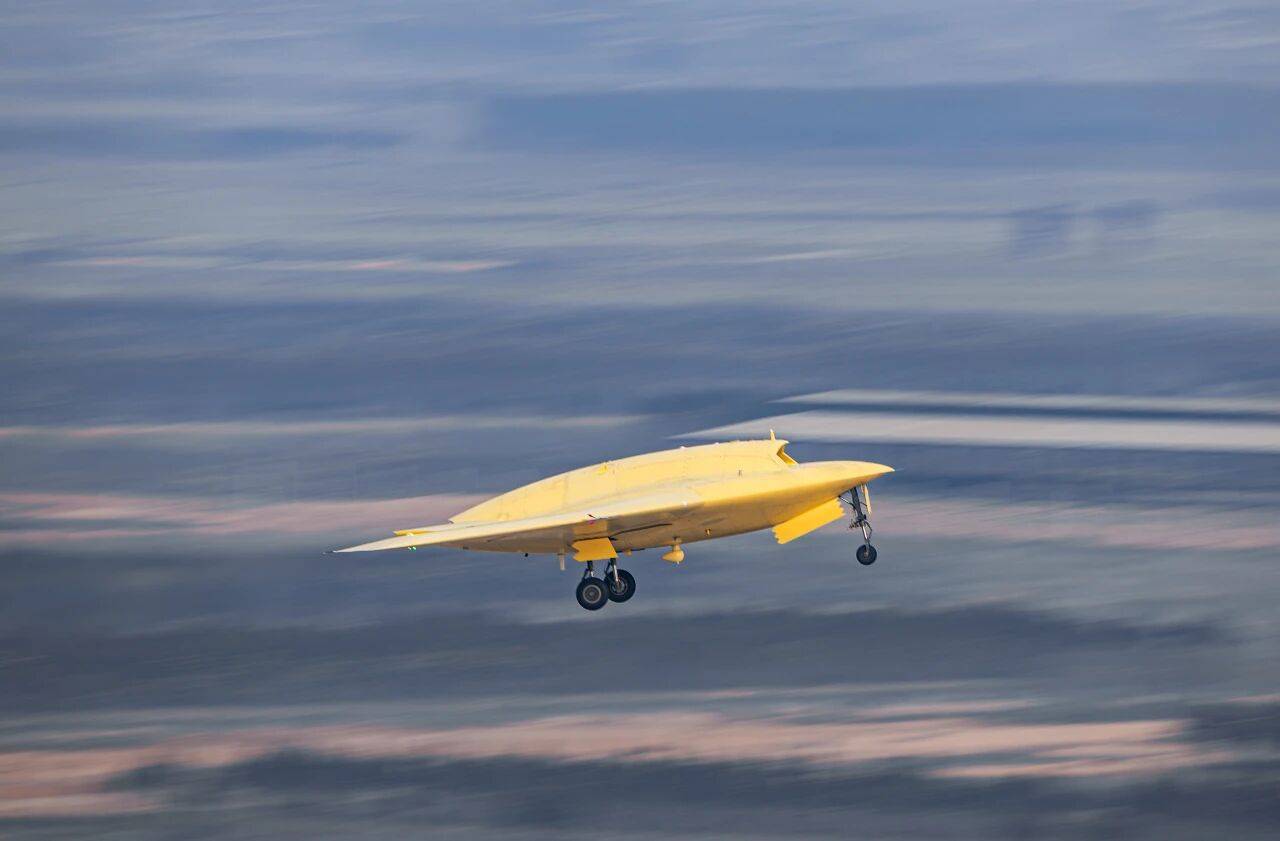 皇冠信用網出租足球
_重大突破皇冠信用網出租足球
！彩虹-7高空高速隐身无人机成功首飞