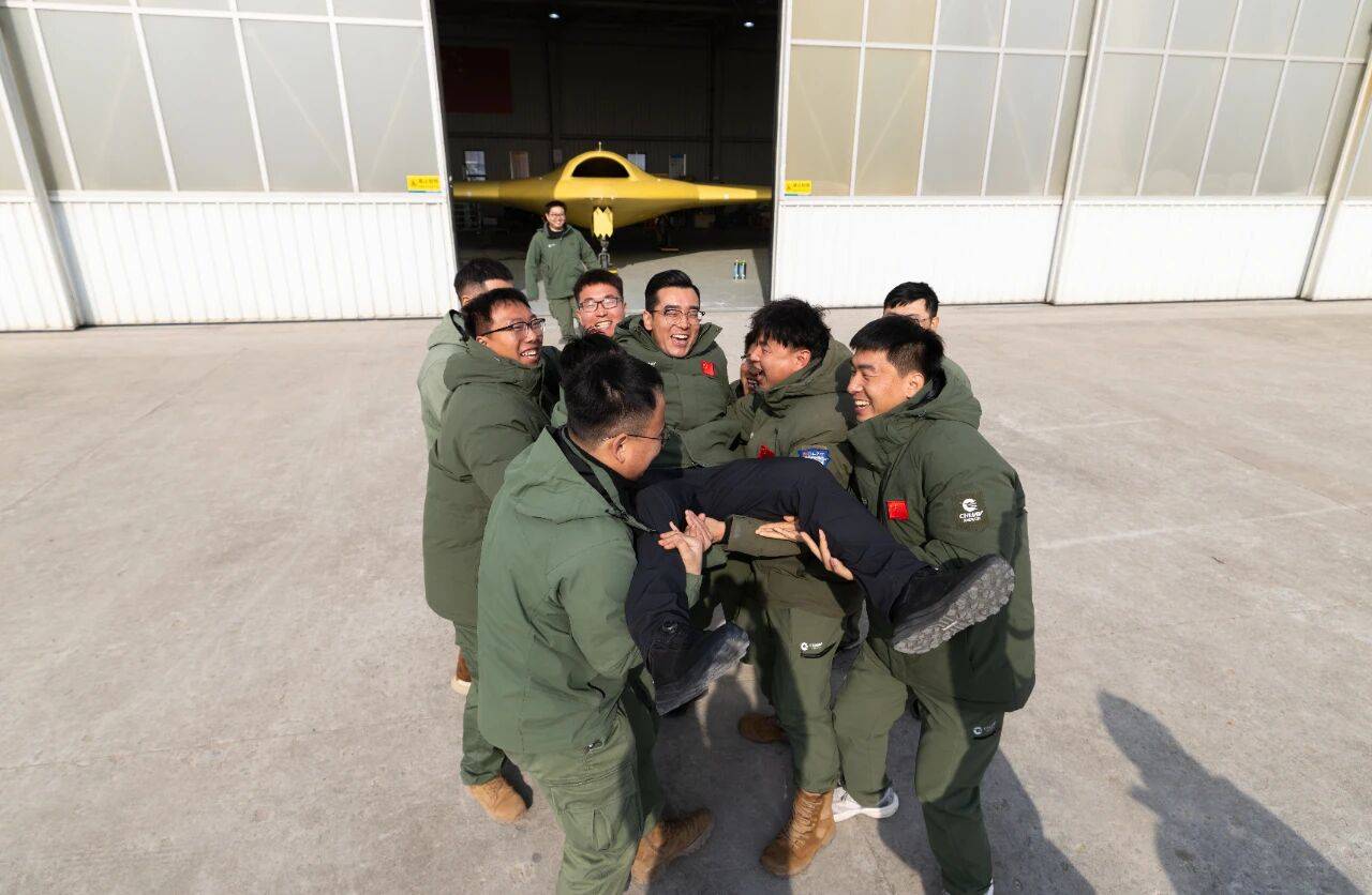 皇冠信用網出租足球
_重大突破皇冠信用網出租足球
！彩虹-7高空高速隐身无人机成功首飞