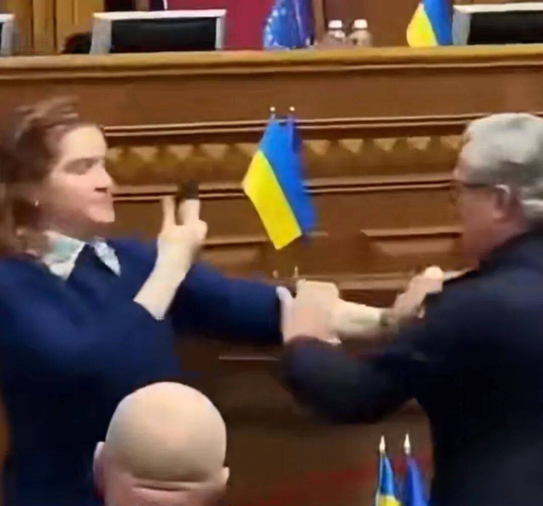 法罗群岛 vs 黑山_乌克兰最高拉达会场爆发激烈斗殴法罗群岛 vs 黑山，女议员封锁演讲台，要求乌军总司令必须下台