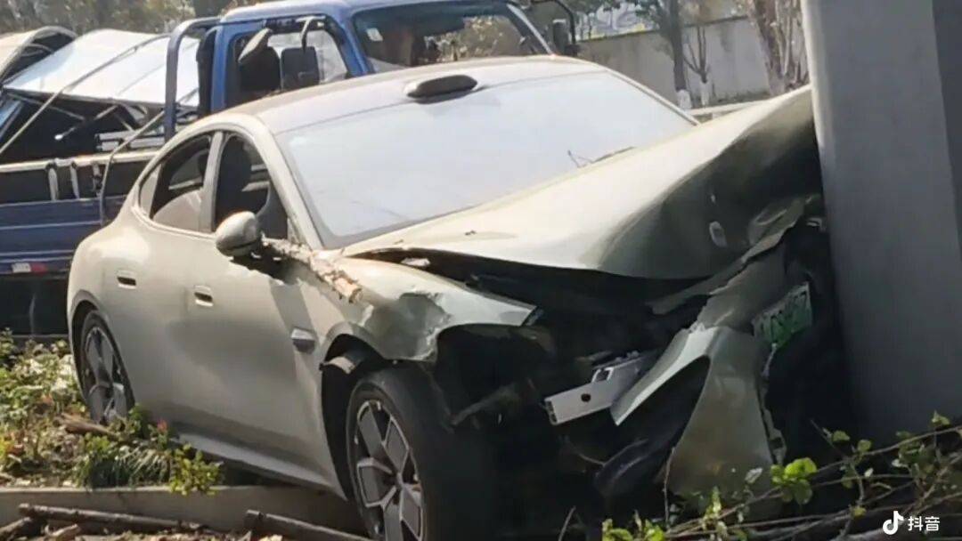 皇冠信用在线注册_小米SU7行驶中被突然变道的面包车“挤”进绿化带皇冠信用在线注册，撞上桥墩，车头损毁严重