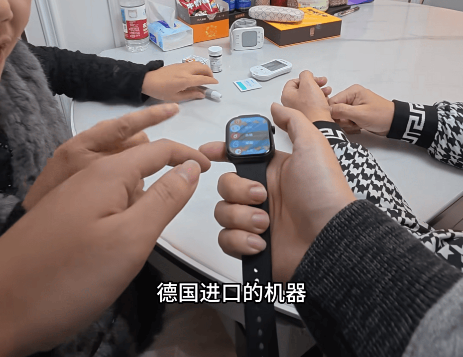 阿森纳vs利兹联_父母花84元网购“神奇手表”阿森纳vs利兹联，儿子发现能测万物：猫咪血糖5.9，吸尘器血糖7.4，父母：下次不买了