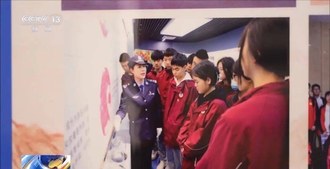 皇冠投注_女警徒手夺刀皇冠投注，脸上缝30多针：后怕但不后悔