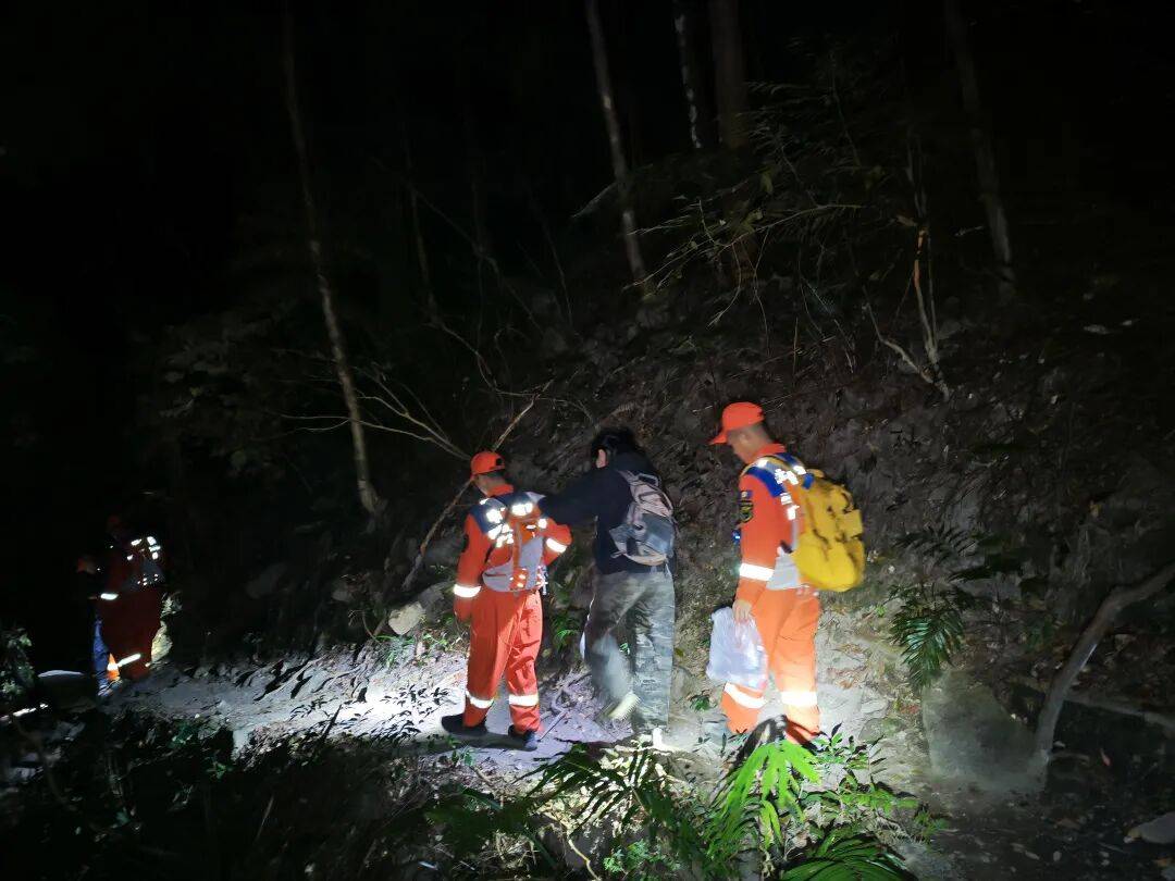 皇冠登3新2管理_广东两女子体力不支皇冠登3新2管理,被驴友抛弃荒野,遭遇惊魂一夜