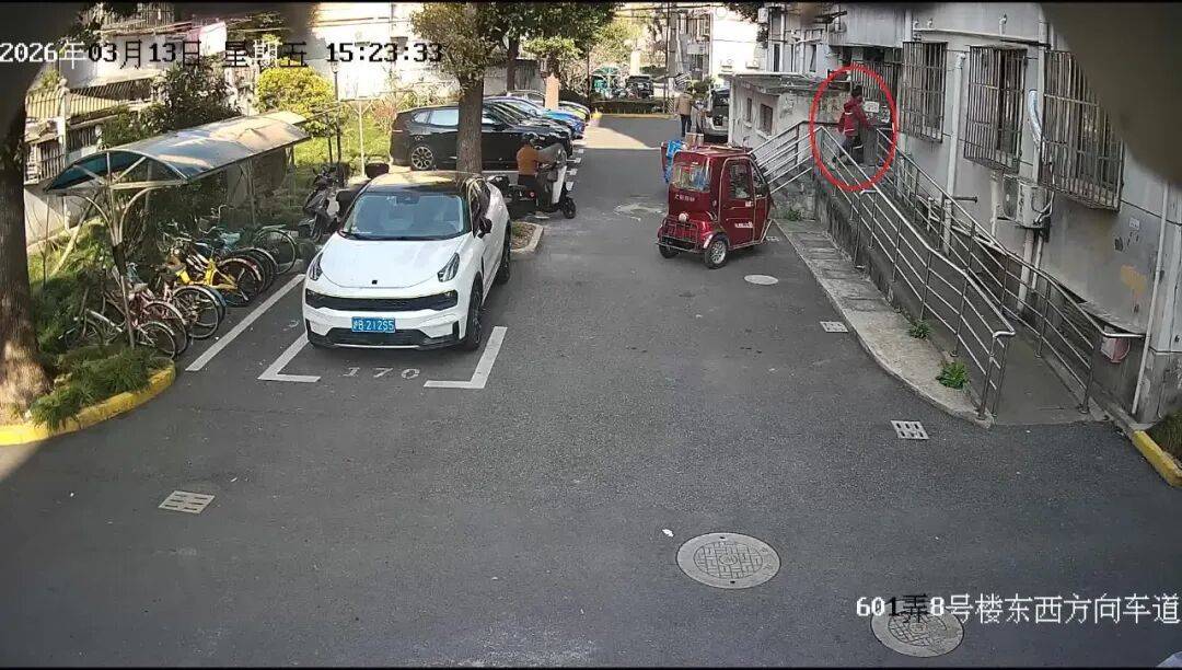 皇冠hga035手机登入_快递员将7999元的手机放门口皇冠hga035手机登入，买家没收到！20多天后，手机自己“报警”了